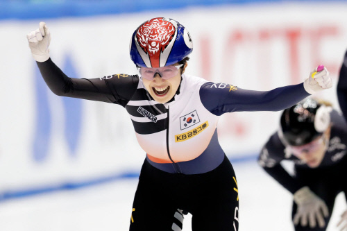 노아름이 쇼트트랙 3차 월드컵 여자 1000m에서 우승한 뒤 기뻐하고 있다. 출처 | 국제빙상경기연맹 홈페이지