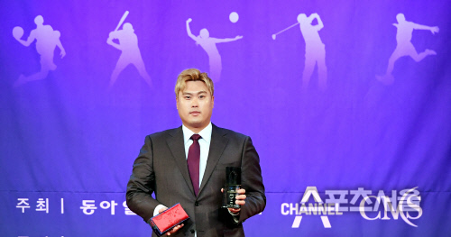 류현진이 11일 서울 종로구 포시즌스호텔에서 진행된 ‘2019 동아스포츠대상’에서 특별상을 수상하고있다.