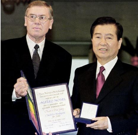 김대중 대통령이 지난 2000년 노벨 평화상을 받고 미소를 짓고 있다.