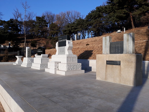 1.'삼변'의 묘소(왼쪽부터 산강,일석,수주-맨오른쪽