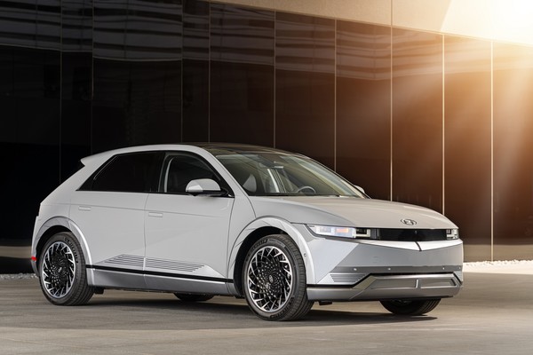 현대자동차 아이오닉 5가 미국 자동차 전문지 카앤드라이버(Car and Driver)가 발표한 ‘2022 올해의 전기차’에 선정됐다.사진제공=현대자동차.