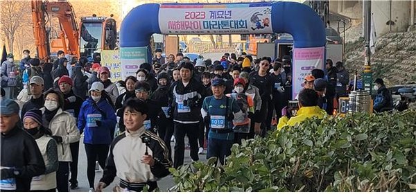 2023년 새해를 기념하는 “계묘년 새해맞이 신년일출 마라톤대회”가 지난 1일 서울 신도림 디큐브시티공원에서 개최됐다.