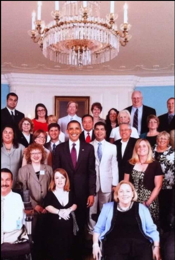오바마대통령 기념사진 키가 작아서 대통령바로 뒤에서서 기념촬영을 했다